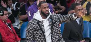 LeBron James, desde los grader&iacute;os, alienta a sus compa&ntilde;eros de Los &Aacute;ngeles Lakers, en su &uacute;ltimo juego de la NBA, frente al Oklahoma.