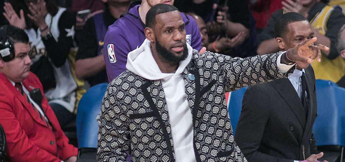 LeBron James, desde los grader&iacute;os, alienta a sus compa&ntilde;eros de Los &Aacute;ngeles Lakers, en su &uacute;ltimo juego de la NBA, frente al Oklahoma.