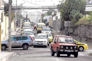 A partir de las 07:00, la calle Francisco de Orellana se llena de veh&iacute;culos que buscan rutas de desfogue. Foto: &Aacute;lvaro P&eacute;rez/ El Tel&eacute;grafo