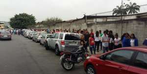 Una extensa de fila de aspirantes se form&oacute; en los exteriores del Colegio Sim&oacute;n Bol&iacute;var, al norte de Guayaquil. Foto: Omar Ja&eacute;n/El Tel&eacute;grafo 