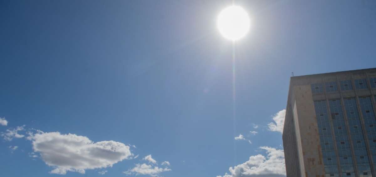Intenso sol y fuertes vientos sorprenden a la capital