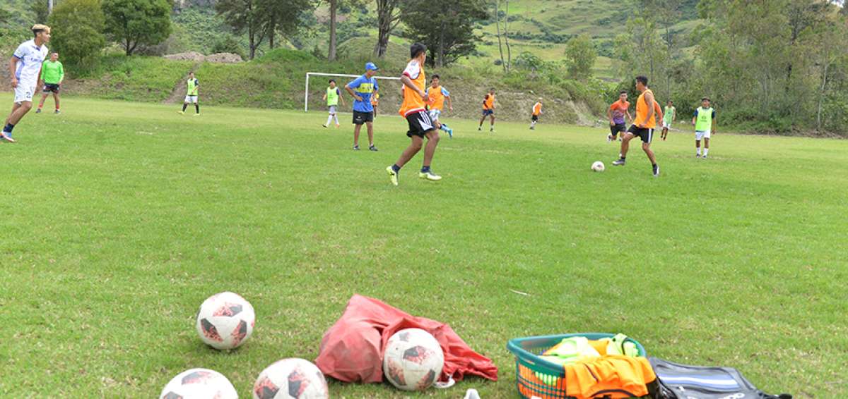 El equipo de f&uacute;tbol est&aacute; bajo la administraci&oacute;n de la familia G&oacute;mez-Chimbo. El sue&ntilde;o de ellos es llegar al f&uacute;tbol profesional; sus jugadores viven en el complejo como forma de pago.