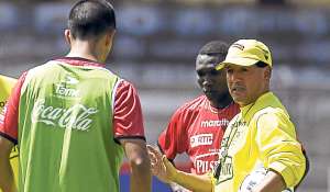El estratega ecuatoriano Sixto Vizuete (der.) dirigir&aacute; sus 2 &uacute;ltimos partidos como DT interino, pero pretende quedarse al mando oficialmente. Foto: Archivo / El Tel&eacute;grafo.