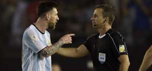 El momento en que Lionel Messi insulta al juez de l&iacute;nea brasile&ntilde;o, Dawson Silva.
