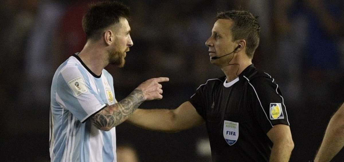 El momento en que Lionel Messi insulta al juez de l&iacute;nea brasile&ntilde;o, Dawson Silva.