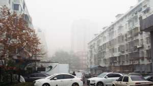Los cielos de Beijing, la capital china, se cubrieron de smog y de millones de finas part&iacute;culas de polvo, particularmente peligrosas para la salud. Foto:  cortes&iacute;a de Rafael Valdez