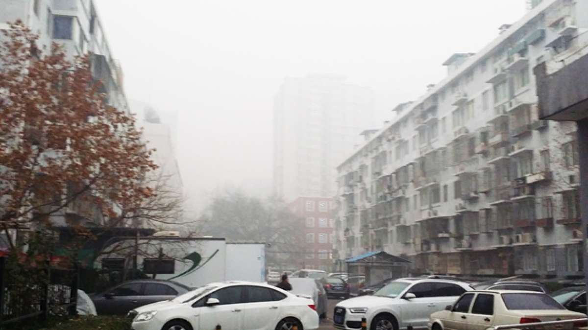 Los cielos de Beijing, la capital china, se cubrieron de smog y de millones de finas part&iacute;culas de polvo, particularmente peligrosas para la salud. Foto:  cortes&iacute;a de Rafael Valdez