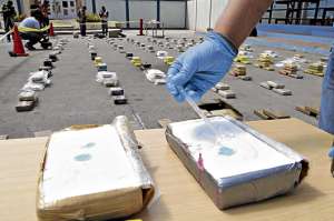En el operativo, realizado en la parroquia Tres Postes, fueron decomisados 380 kilos de droga y se detuvo a siete extranjeros y seis ecuatorianos.