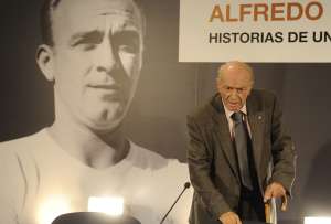Alfredo Di St&eacute;fano sigue recibiendo homenajes p&oacute;stumos de distintos organismos. Foto: AFP