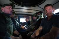 Erik Prince (der.) junto al ministro de Defensa, Gian Carlo Loffredo, en un operativo realizado en Guayaquil.