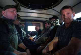 Erik Prince (der.) junto al ministro de Defensa, Gian Carlo Loffredo, en un operativo realizado en Guayaquil.