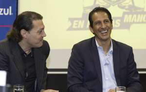 Cevallos junto a Alfaro Moreno en la presentaci&oacute;n de Dami&aacute;n D&iacute;az. Foto: Lylibeth Coloma / El Tel&eacute;grafo  