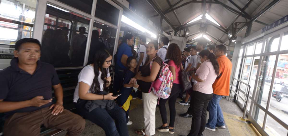En las estaciones de Metrobasti&oacute;n se presentan aglomeraciones en paradas cercanas a los colegios.