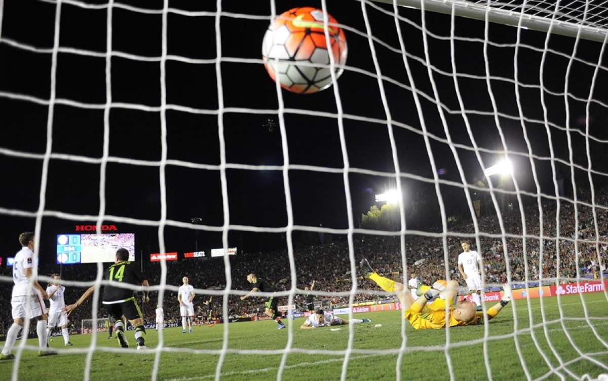 El encuentro que defini&oacute; al representante de Concacaf en la Confederaciones fue ordenado despu&eacute;s de que Estados Unidos ganara la Copa Oro 2013 y M&eacute;xico levantara la edici&oacute;n 2015. Foto: Agencia AFP