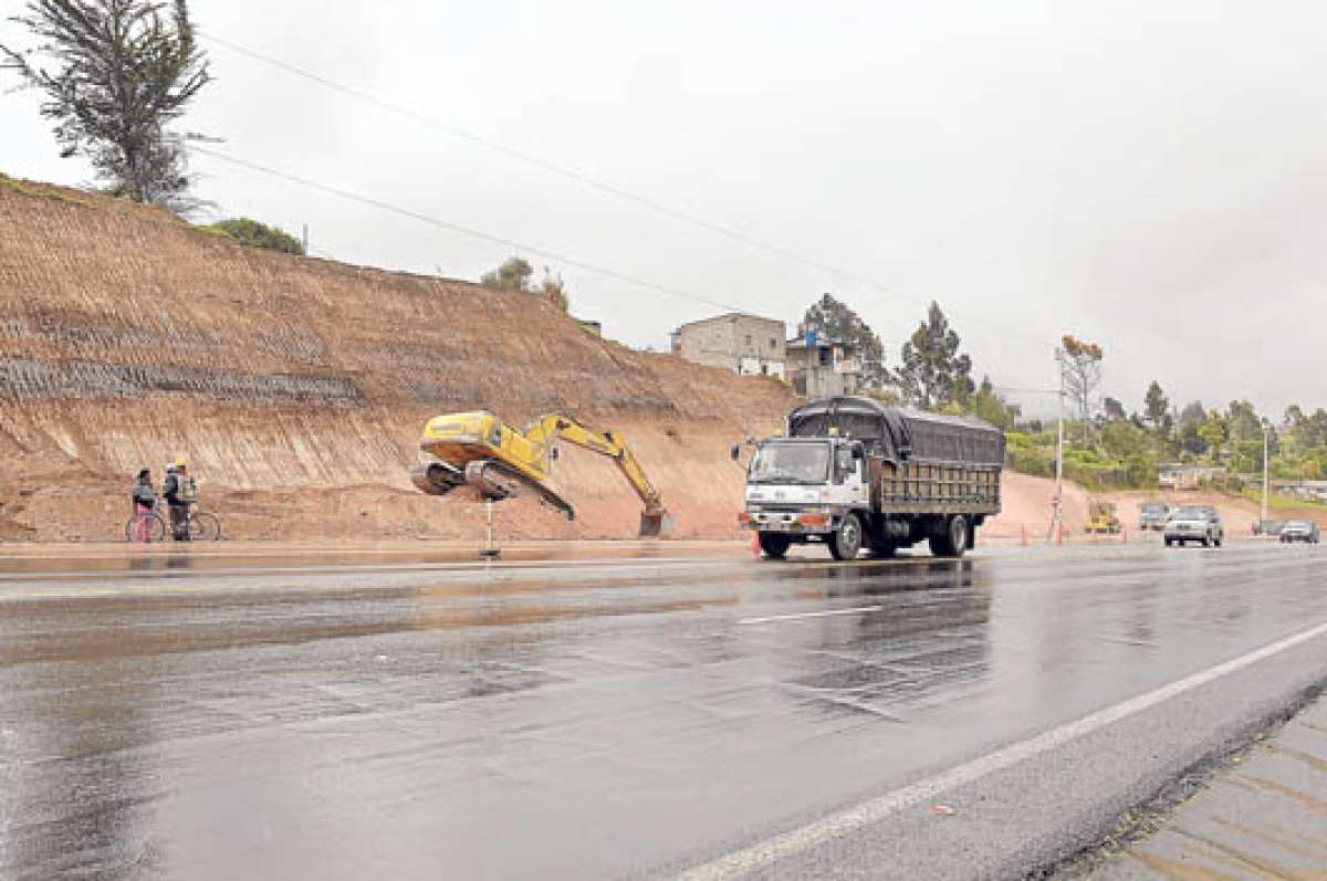 La remoci&oacute;n de tierras se encuentra en el barrio Chasual&oacute;, muy cerca del l&iacute;mite provincial. Foto: Roberto Ch&aacute;vez |  El Tel&eacute;grafo