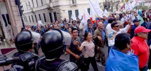 La manifestaci&oacute;n de los trabajadores recorri&oacute; el Centro Hist&oacute;rico de Quito, pero no lleg&oacute; hasta la Plaza Grande, que fue custodiada por polic&iacute;as.