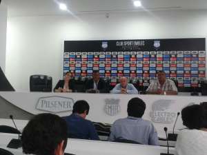 Iv&aacute;n Hurtado (izq.) junto a su esposa, Francisco Acosta y V&iacute;ctor Mestanza en la rueda de prensa realizada esta tarde. Foto: Alejandro Bellolio
