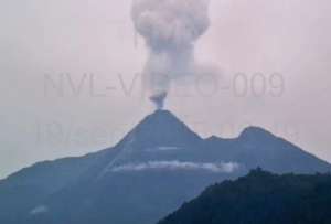 Volcán Reventador vuelve a arrojar ceniza y se encuentra bajo vigilancia