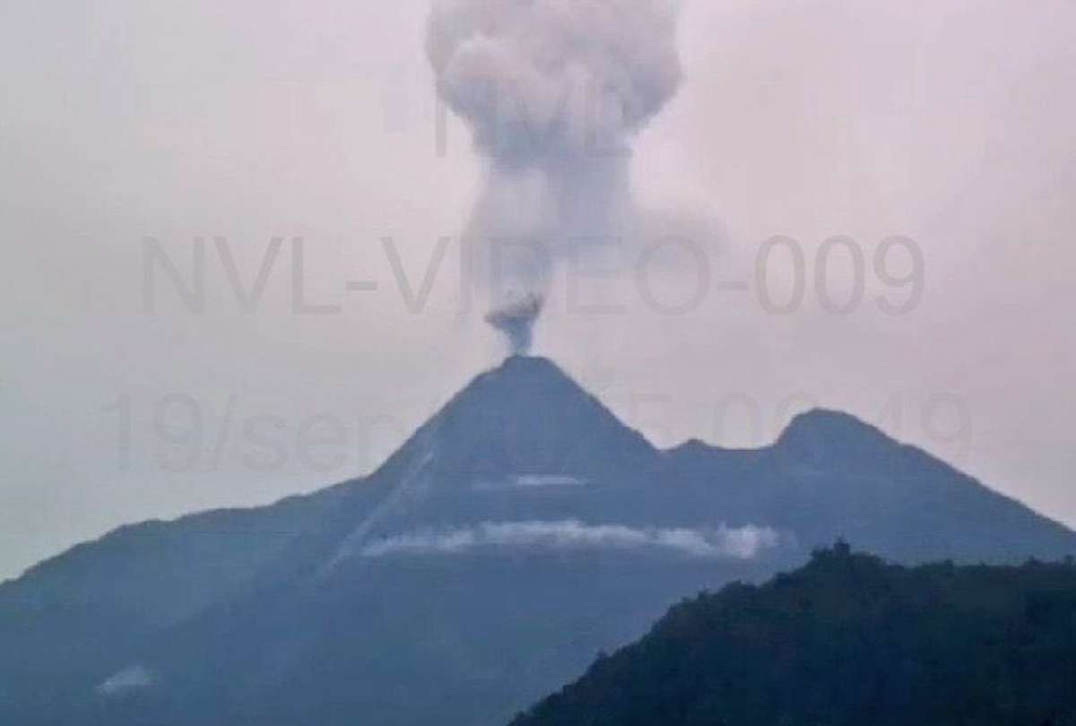 Volcán Reventador vuelve a arrojar ceniza y se encuentra bajo vigilancia