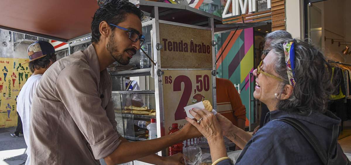 Mohamed Ali Abdelmoatty Kenawy, de 33 a&ntilde;os, trabaja en el centro de Copacabana. All&iacute; comercia pasteles y humus &aacute;rabe en un carrito de comidas. 