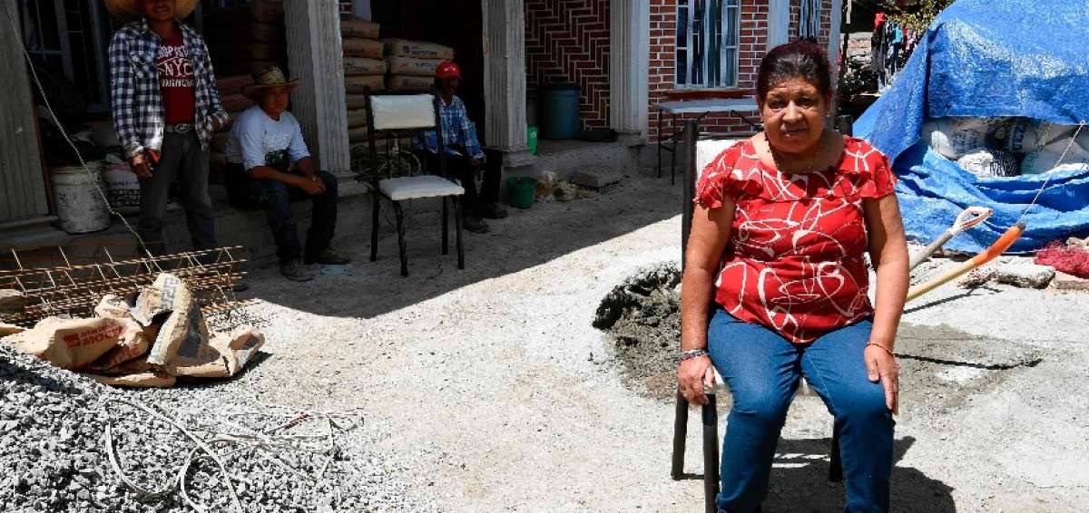 Zenaida V&aacute;squez emigr&oacute; a EE.UU. en busca de un trabajo. Ella construye su casa con los ahorros.