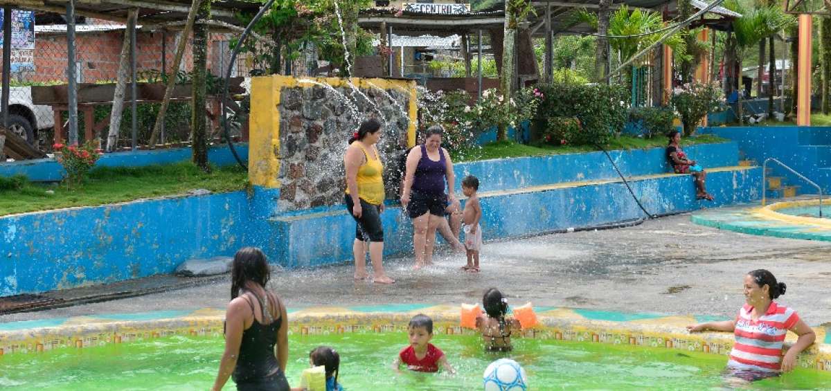 Los turistas pueden disfrutar de las aguas termales y de la gastronom&iacute;a de la zona.