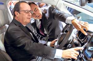 El presidente franc&eacute;s, Fran&ccedil;ois Holland, conoce el nuevo modelo del veh&iacute;culo Renault en el evento de Par&iacute;s. Foto: AFP