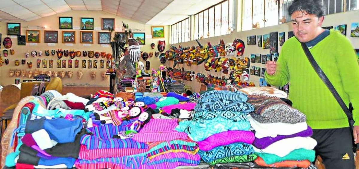 Hasta 2005 se contabilizaron alrededor de 500 pintores en Tigua, uno de ellos es Alfredo Toaquiza de 48 a&ntilde;os. Para llegar a las galer&iacute;as es preciso tomar un bus desde la terminal de Latacunga hasta la parroquia Zumbahua.