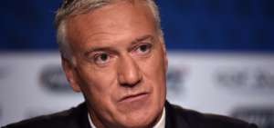 Deschamps denunciar&aacute; a Cantona por "difamaci&oacute;n"