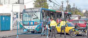 Cerca de las 07:00 varias unidades de la Ecov&iacute;a se desviaron ayer por la Av. Eloy Alfaro con decenas de cat&oacute;licos que intentaban llegar al parque Bicentenario. Foto: John Guevara / El Tel&eacute;grafo