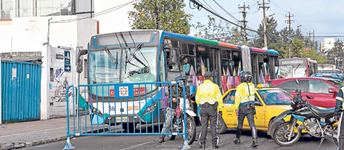 Cerca de las 07:00 varias unidades de la Ecov&iacute;a se desviaron ayer por la Av. Eloy Alfaro con decenas de cat&oacute;licos que intentaban llegar al parque Bicentenario. Foto: John Guevara / El Tel&eacute;grafo