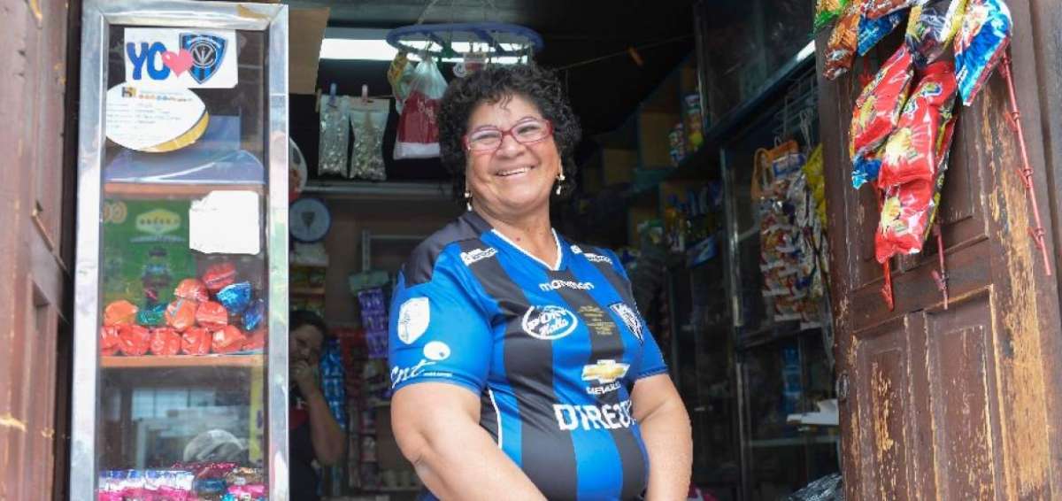 Rosa Santamar&iacute;a es fiel hincha del IDV;  fue esposa de Jorge el &lsquo;Pollo&rsquo; Atapuma y cu&ntilde;ada de Jos&eacute; Ter&aacute;n, 2 de los fundadores del Independiente de Sangolqu&iacute;.