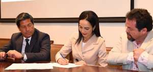 Los representantes de ambas instituciones en la firma del acuerdo.