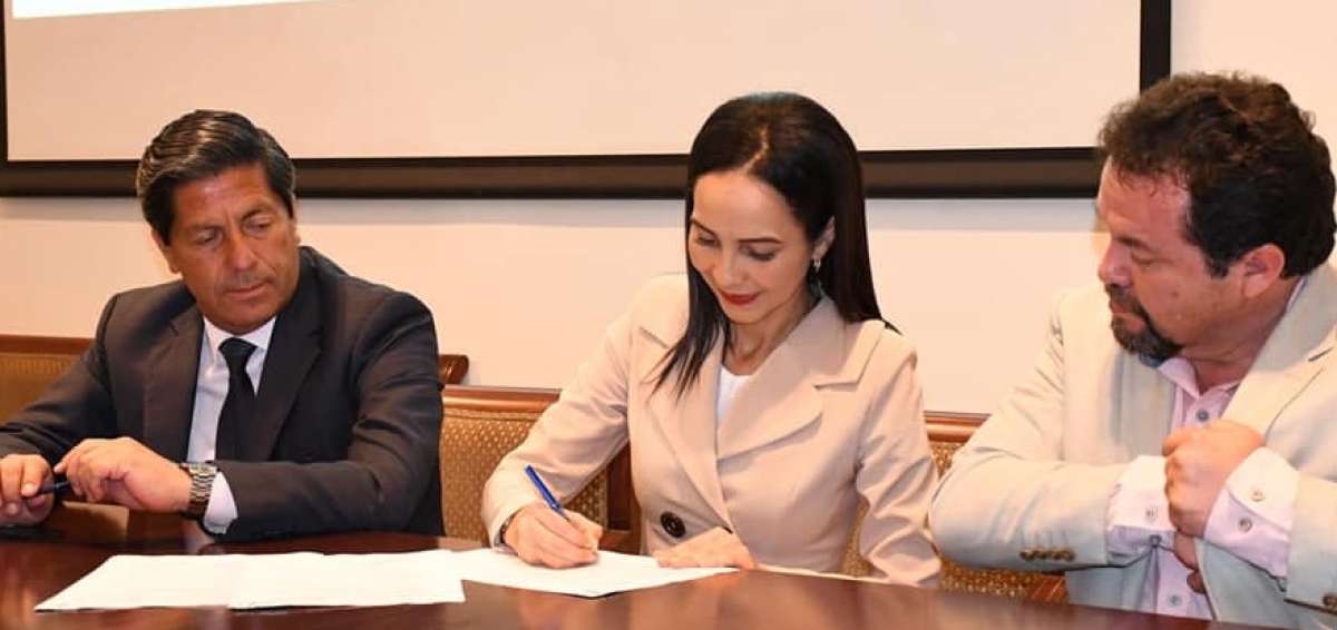 Los representantes de ambas instituciones en la firma del acuerdo.