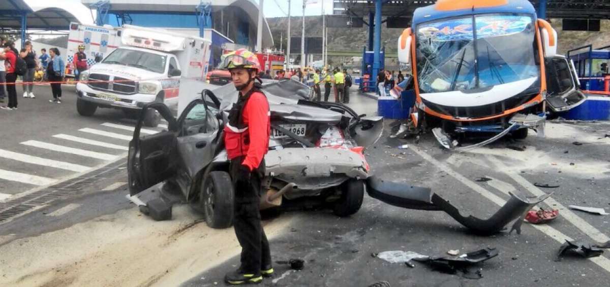 Seis personas afectadas por accidente que involucr&oacute; a 4 veh&iacute;culos en Quito