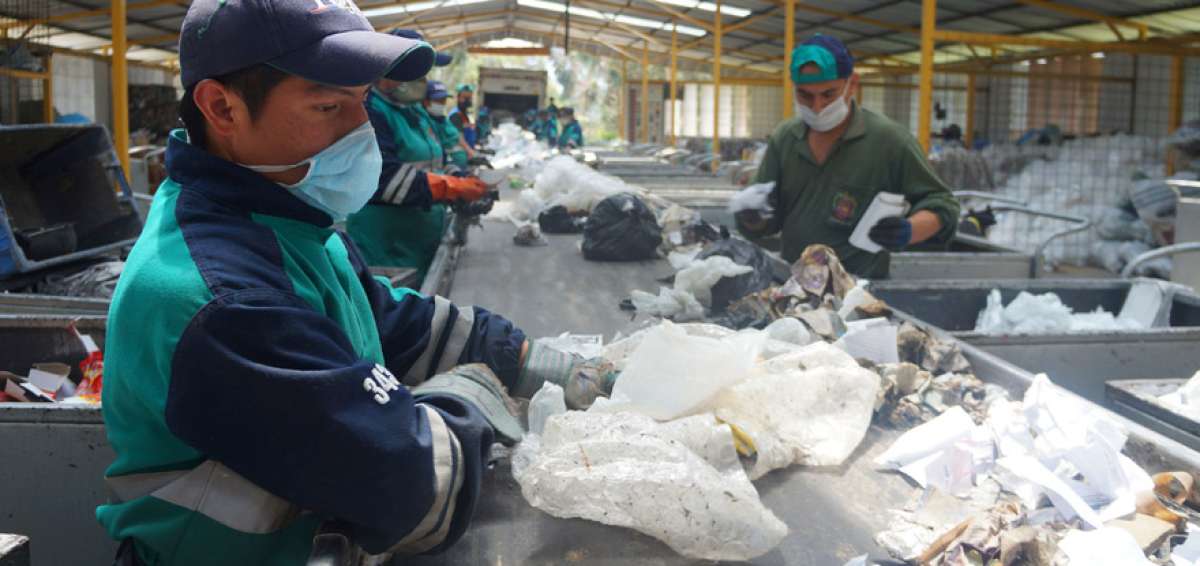 Los desechos de las calles son recogidos todos los d&iacute;as por trabajadores municipales para su clasificaci&oacute;n.