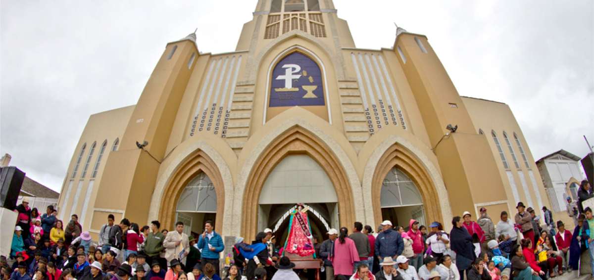 Las loas a Santa Luc&iacute;a, patrona del cant&oacute;n, est&aacute;n a cargo de ni&ntilde;os y se hacen en el atrio de la iglesia local.