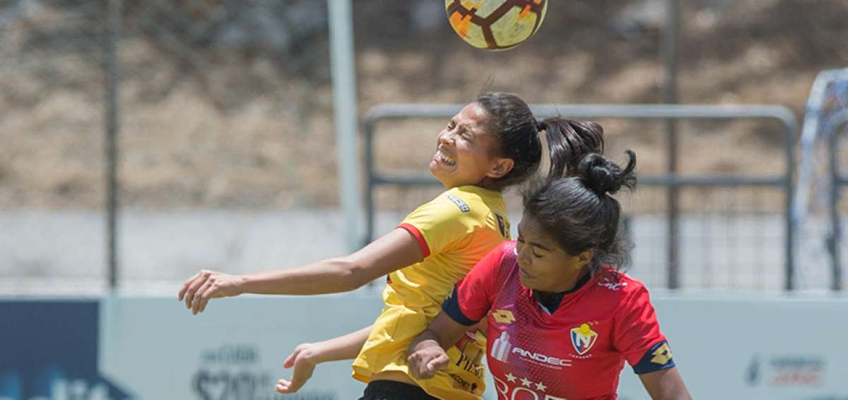 La colombiana Daniela Ruiz (i), defensa de Barcelona, y Roc&iacute;o Mora, delantera de El Nacional, disputan la posesi&oacute;n de la pelota durante el partido de ayer en el complejo de El Nacional, en Quito.