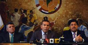 Juan &Aacute;ngel Napout (c.) dio una rueda de prensa para anunciar los cambios en el directorio de la Conmebol. Foto: AFP