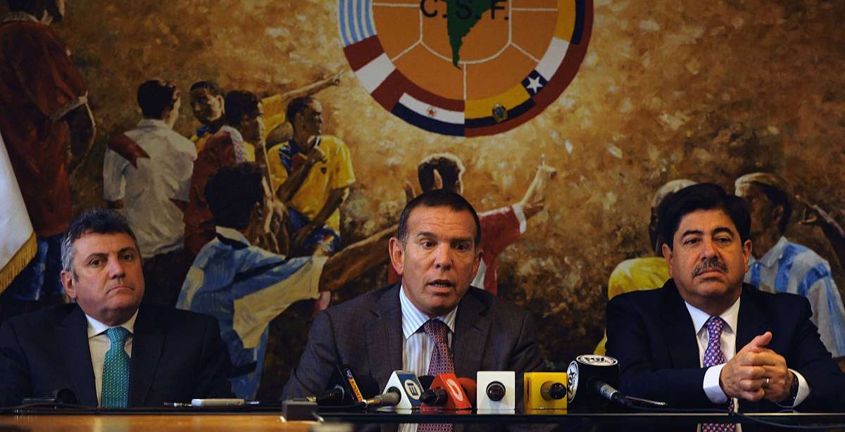 Juan &Aacute;ngel Napout (c.) dio una rueda de prensa para anunciar los cambios en el directorio de la Conmebol. Foto: AFP