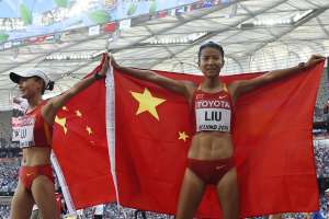 Liu Hong (d) y Lu Xiuzhi llegaron juntas a la meta, pero la primera se impuso en el esprint. Foto: AFP