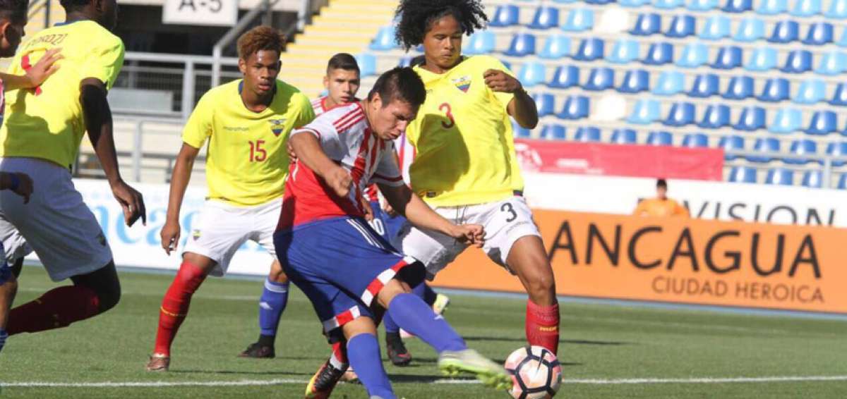 El defensor ecuatoriano Mauricio Qui&ntilde;&oacute;nez (3) intenta detener al paraguayo Luis Z&aacute;rate, en el duelo del viernes pasado en el estadio El Teniente, de Rancagua.