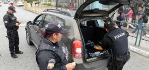 Los polic&iacute;as registran los veh&iacute;culos en busca de artefactos explosivos, armas y sustancias sujetas a fiscalizaci&oacute;n.