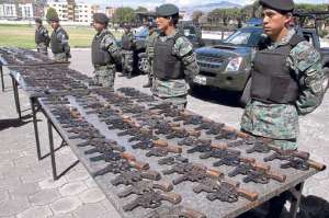 El Ministerio de Defensa prohibi&oacute; definitivamente, el 10 de septiembre de 2013, la fabricaci&oacute;n artesanal de armas de fuego en el territorio nacional. Las Fuerzas Armadas est&aacute;n encargadas de incautar armas en manos privadas sin permiso.