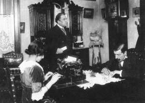 Foto archivo del d&iacute;a en que el poeta Rub&eacute;n Dar&iacute;o dictaba su biograf&iacute;a. TOMADO DE http://www.politecnia.net/
