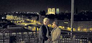 Holy Motors es una pel&iacute;cula de 2012, escrita y dirigida por Leos Carax. Est&aacute; protagonizada por Denis Lavant y &Eacute;dith Scob.
