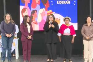 Mar&iacute;a Jos&eacute; Pinto durante su intervenci&oacute;n en el Encuentro de Mujeres, Manos que Lideran, realizado en Chimborazo.