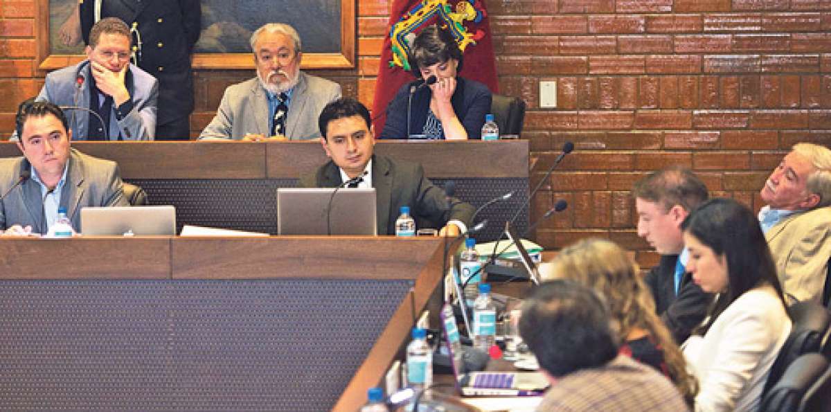 El alcalde Mauricio Rodas observa la intervenci&oacute;n del concejal Pedro Freire, de la alianza que lo llev&oacute; al cargo. Foto: Santiago Aguirre.