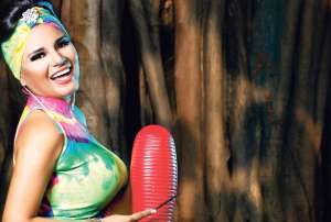 Kathya Verdesoto retoma su carrera cantando salsa