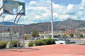 Una parte de los da&ntilde;os en el parque Sesquicentenario se muestra en esta gr&aacute;fica que fue captada en estos d&iacute;as en Riobamba. Foto: Elizabet Maggi para El Tel&eacute;grafo